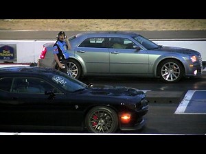 Chrysler SRT8 vs Hellcat - drag race 1/4 mile