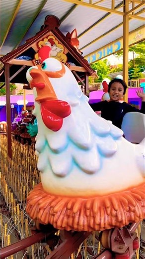 Abang naik kereta chicken coop ayam putih mata melotot berkotek kotek seru #chicken #cocomelon