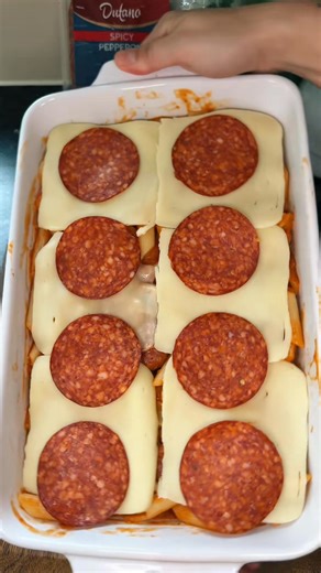 Spicy pepperoni pasta bake 😍 recipe⬇️ Ingredients： -2 packs of spicy pepperoni | Elsie McClelland