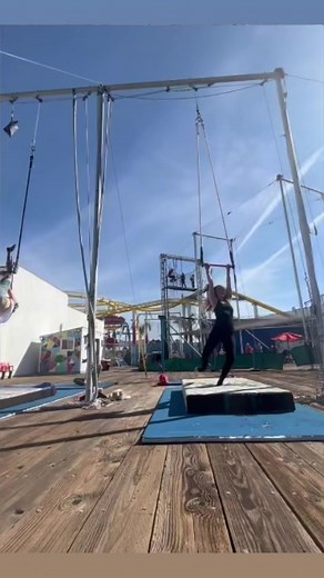 #trapeze #singlepoint #singlepointtrapeze #santamonicapier Trapeze School New York (TSNY) Los Angeles #aerialist #veganfit | Stéphanie Gérard