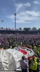 51K views · 1.8K reactions |  Der VfL Osnabrück hat es geschafft: In allerletzter Sekunde sind die Lila-Weißen dank eines 2:1-Sieges gegen Borussia Dortmund II in die 2. Bundesliga aufgestiegen! Nach dem Schlusspfiff hielt es keinen Fan mehr auf den Plätzen. Hier gibt es den Platzsturm im Video  | noz.de | Facebook