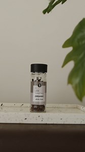 Discover the versatile uses of cloves! Beyond enhancing your dishes with a rich flavour, this aromatic spice can also be incorporated into your health and beauty routine. Add them to your tea for a natural antioxidant boost, or infuse them in boiling water to create a nourishing hair growth spray. Cloves also make an excellent, earth-friendly insect repellent for your home. 🌿🤎 | Faithful To Nature