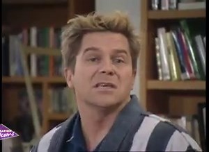 5 nouveaux épisodes de "L'un contre l'autre" vous attendent sur notre chaîne YouTube :) https://cutt.ly/Hdt908M Francois, le directeur général de "New Glamour" a emmené Gin afin de discuter d'un contrat de publicité très intéressant pour un rouge à lèvres. Francois est un très bel homme et Jean est jaloux car Gin n'est toujours pas rentrée. Alors que pour se venger, il invite Agathe a venir boire un verre, Gin arrive en brandissant son contrat.... | Génération Sitcoms