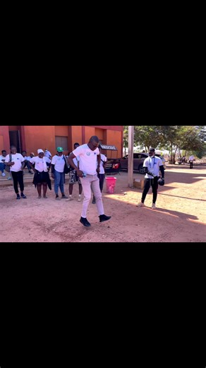 Souvenir Immersion Bobo 2022 : le Directeur Général de l’UA jouant à la marelle avec les étudiants. L’immersion, c’est aussi le lieu pour mieux renforcer les relations étudiants - administration. | Université de l’Unité Africaine / IAM Burkina