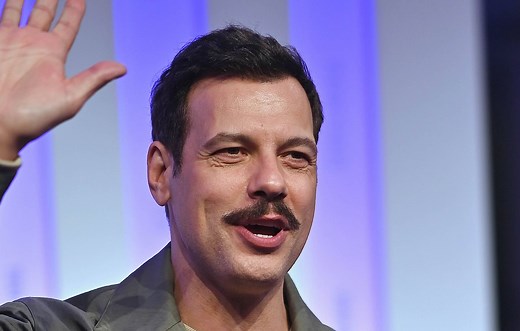 « La Cage aux folles » : Laurent Lafitte jouera Zaza dans une comédie musicale inspirée de la pièce de Jean Poiret