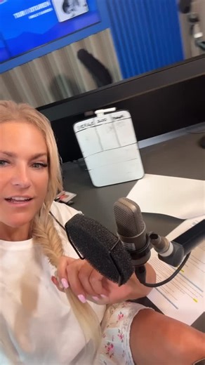 Laila Bagge on Instagram: "Då är det dags att slå på radion och börja dagen med ett skratt, och bra energi! Vi kommer vara så där härliga och roliga som bara vi kan vara på @rixmorronzoo och även ödmjuka 🫶😂"