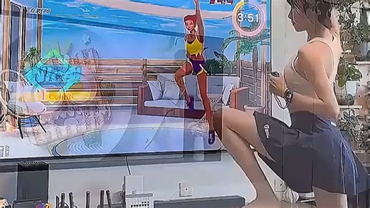 主播力荐高刷护眼电视观影如临现场，4K超清画质搭配120Hz高刷新，追剧流畅不拖影，DC调光无频闪，久看更舒适，客厅娱乐新体验。