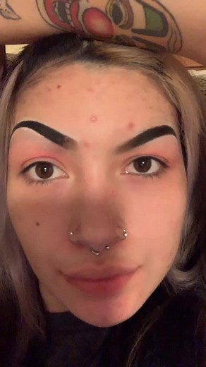 My lazy eye is more visible I guess 😂 you can see how much bigger one eye is big than the other #zoomchallenge #zoomingout #woah #natural #nomakeup