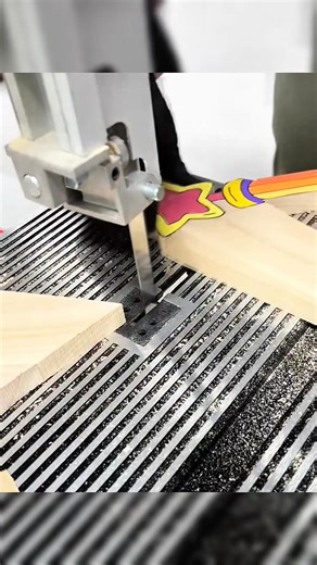 #WoodWork #WoodCutting #ASMR #WoodCarving #PencilArt #WoodPanelArt #SatisfyingCutting #WoodworkingASMR #CraftingArt #DIYWoodProjects #ArtOnWood #WoodDesign | Wood Bee