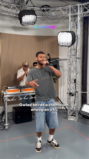 S4C Miwsig on Instagram: "🏴󠁧󠁢󠁷󠁬󠁳󠁿 Hen Wlad Fy Nhadau 🤝 House Music Dom James yn rapio’r Anthem Genedlaethol fel na welsoch chi erioed o’r blaen! The Welsh National Anthem reimagined - rap x house music, Welsh-style 🫡 👉 Gwylia’r gig llawn ar YouTube S4C Miwsig - ar gael ledled y byd! 👉 Watch the full gig now on YouTube S4C Miwsig - available worldwide! 🎧 Gig Rhithiol: Dom a Lloyd ▶️ YouTube"