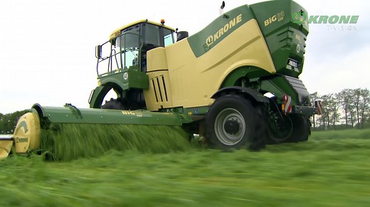With the BiG M 450 ­KRONE presents another upgrade of its self-propelled mower. Offering huge work width, superior maneuverability, optimum weight distribution and tapping into enormous power reserves, BiG M 450 is the perfect mower for large and small fields, for flat and hilly land and for the most difficult soil conditions – a machine that excels in any conceivable application in any field in the world. 👑 #krone #kronebigm450 #bigm450 #kronebigm #bigm #TheGrassKing #kroneproductvideo #kronea