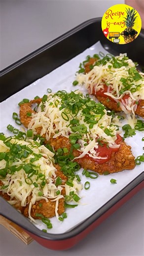 You won’t believe this crispy breaded chicken with melted cheese on top 🤤 ✅ Ingredients: 🍗 Chicken breast 🧂 Salt 🥚 Beaten eggs 🍞 Bread crumbs 🧀 Parmesan 🌶️ Black pepper 🧡 Paprika 🍅 Tomato sauce 🧀 Mozzarella 🌿 Green onions ▶️ Directions: watch the video. | Recipe is easy