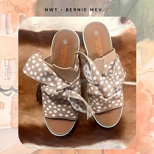 🏷️🆕🎉 bernie mev. • beige & tan polka dot tie white wedge sandal slip ons