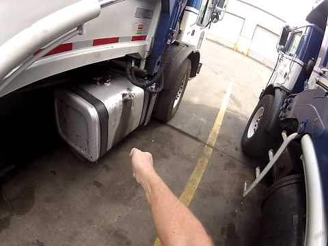 How do the hydraulics on a garbage truck work??