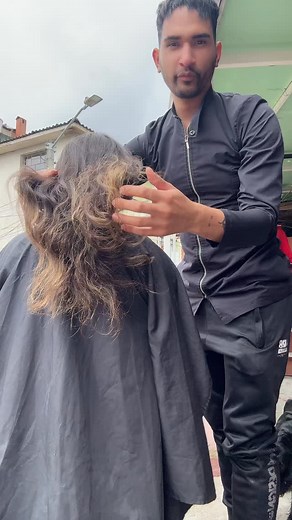 El balayage caramelo es una popular técnica de coloración que combina matices dorados, cobrizos y miel para aportar calidez, brillo y dimensión al cabello, sin que quede excesivamente claro. Es una opción versátil y de bajo mantenimiento que funciona bien en una variedad de tonos de cabello base, especialmente castaños claros a oscuros. Características Principales Tono Cálido: El color caramelo se sitúa entre el rubio oscuro cálido y el castaño claro, y es ideal para personas con tonos de piel c