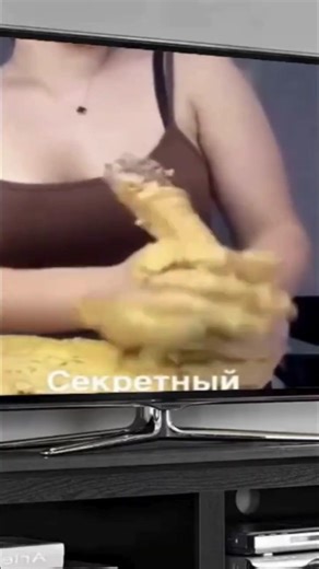 Garota rindo muito do tutorial na tv Girl laughing a lot during tutorial on tv