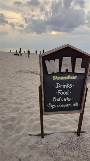 🎬🍿Filmreifer Auftakt zur Hanse Sail 2025 in Warnemünde ✨ An der @wal.strandbar wurde gestern Abend der Northern European Music Video Award verliehen und der stolze Sieger kam extra aus Dänemark 🇩🇰 angereist: @monolinkmusic mit ihrem Musikvideo des Songs „Avalanche“. 🎶 Eine laue Sommernacht mit den Füßen im Sand, bester Musik, prickelnden Drinks und dem gigantischen Höhenfeuerwerk über der Ostsee - besser hätte der Abschluss des ersten Tages der Hanse Sail wohl kaum sein können!! 🎆🌊💫 Und 