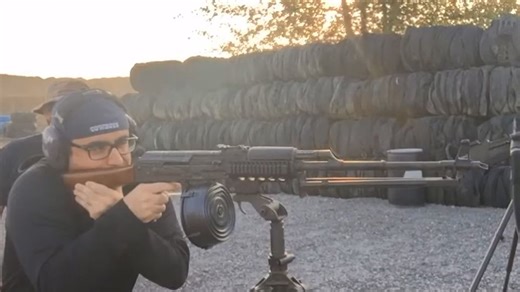 RPK轻机枪弹鼓全自动射击