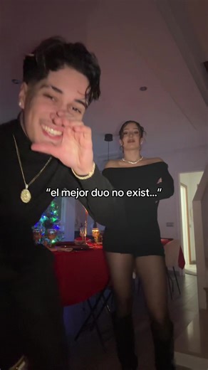 Felices Fiestas: Celebrando con Aisha y Kevin