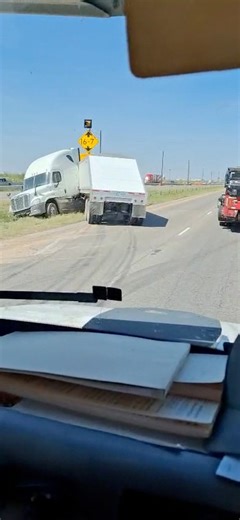 12K views · 71 reactions | ⚠️ #AlertaDeTrafico Camión de 18 ruedas varado a un lado de la Interestatal 20 oeste, yendo hacia Odessa antes del loop. Disminuya la velocidad en este tramo. Video por Lázaro Quezada #camiones #18Ruedas #odessatx #odessa | Patsy Casas Telemundo20 | Facebook
