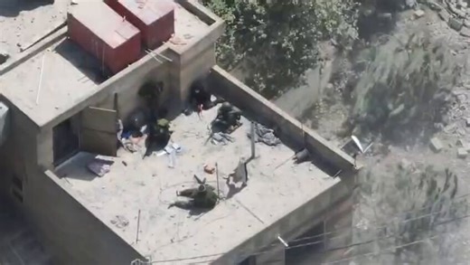 האוכל הטרי שהסגיר את המחבלים, כלבת התקיפה שנהרגה והרחפן המתאבד - פרטים חדשים על הקרב בבינת ג׳בל:1. כוחות צוות הקרב של הצנחנים פועלים בימים האחרונים במרחב קסבת בינת ג׳בל ופועלים לאיתור מחבלים והשמדת תשתיות טרור. 2. היום, במהלך הפעילות, הכוח זיהה אוכל טרי וציוד צבאי בכניסה של איתור בקסבה. הכוחות הכניסו אל האיתור רחפן וכלבת תקיפה טרם כניסת הלוחמים אליו. הכלבה חשפה את המחבלים ובמהלכו נורתה על ידם ונהרגה.3. לאחר שהכלבה חשפה את המחבלים, כוחות הפלוגה בודדו את המבנה ממספר כיוונים וזיהו ע״י רחפן 6 מחבלים