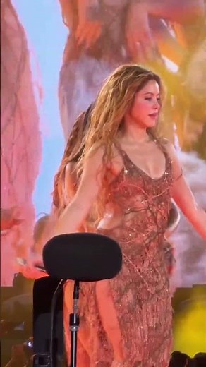 Shakira – Hips Don't Lie 💃🔥 | Live from Rio de Janeiro 🇧🇷✨ #Shorts