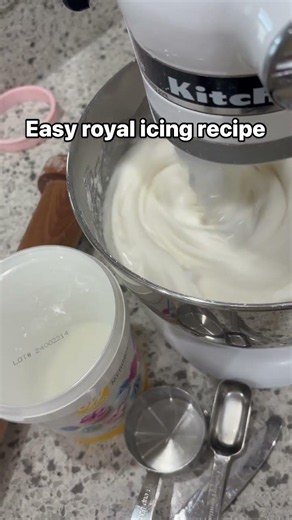 Royal icing seems intimidating but once you get the hang of it, it’s SO simple! 🙌 Here’s the easy