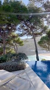 Découvrez cette villa moderne offrant une vue imprenable sur la mer à Begur, sur la Costa Brava. Construite en 2010, cette résidence design ultra-lumineuse s’étend sur 423m2 répartis sur deux étages. Au rez-de-chaussée, une terrasse avec piscine offre une vue panoramique sur la mer, accompagnée de deux chambres doubles avec salles de bains, dont l’une donne directement sur la piscine. Le premier étage présente une suite parentale avec balcon, dressing et salle de bains, ainsi que deux chambres d