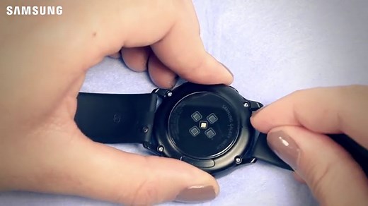 Jak vyměnit řemínek u hodinek Samsung Galaxy Watch? | Samsung Česká republika
