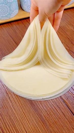 3 ingredients. Simple &soft pancakes recipe. It tastes good whether rolled with meat or vegetables.