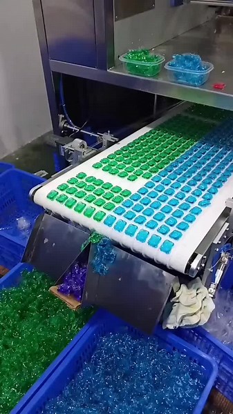 Laundry beads is soluble in water and has no residue after washing.Enzyme formula.Select the ecologically active enzymes to be carefully formulated to penetrate the fabric fibers and clean the stains. 8 times concentrated.（8g Laundry beads=60g Laundry liquid）This laundry beads is a phosphorus-free formula with no added aluminum.deep clean, no residue and environmental protection.this product is a phosphorus-free concentrated formula, no added aluminum, fluorescent agent, deep clean, easy to rins