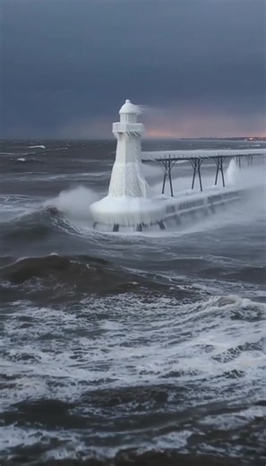 ❄️🌊 Lake Michigan’s raw winter power on full display. Gale-force winds and sub-freezing air turned the St. Joseph lighthouse into a frozen monument as wave after wave flash-froze on contact. This isn’t snow it’s lake spray building layer upon layer of ice in real time. Beautiful, extreme, and incredibly dangerous to witness up close. 📍 St. Joseph, Michigan 📅 December 22, 2025 ⚠️ Real conditions stay off icy piers #LakeMichigan #GreatLakes #WinterStorm #FrozenLighthouse #ExtremeWeather | Joema