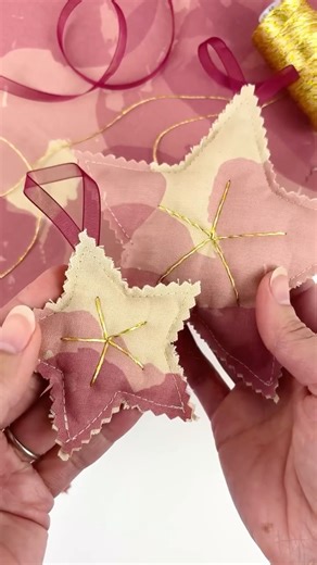 B A N J O F L A N N E L on Instagram: "🌟I didn’t just write the Quilted Star Ornament Tutorial…I also make them! I’m using hand printed fabric from @saltyhippostudio ! All her designs are great because it’s never the same twice. Every star will look a little different even though they were all cut from the same piece. And I’ve set it off with a gold metallic thread for the tufting. This single fabric, tufted version is easy and fast to put together + it’s so cute! These stars are on the Suzy Qu