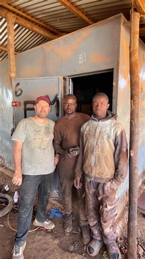 Tu veux voir comment ça se passe la réparation d’un pneu en Guinée et bah regarde. C’est très intéressant, l’ambiance est très cool et ça bosse vraiment ça fait pas semblant. #AfriqueMagique #guinee #AmigoRoad