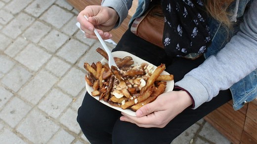 La poutine, bien plus qu'un plat, un enjeu identitaire et politique entre le Québec et le Canada
