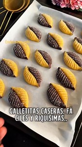 (Galletitas fáciles y rápidas) 🍪 Receta básica, económica y perfecta para hacer en casa ✨ ⏱️ Tiempo: 25–30 min 🍽️ Rinde: 20–25 galletitas 📝 Ingredientes 100 g de manteca blanda 🧈 ½ taza de azúcar 1 huevo 🥚 1 cucharadita de vainilla 1½ tazas de harina 000 1 cucharadita de polvo de hornear 1 pizca de sal 🧂 ✨ Opcional Chips de chocolate 🍫 Coco rallado Ralladura de limón o naranja 🍋🍊 👩‍🍳 Preparación 1️⃣ Batir Batí la manteca con el azúcar hasta que quede cremosa. 2️⃣ Agregar huevo Sumá el