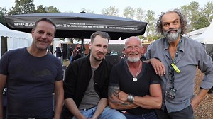 Moin Freunde, wir senden euch nachträgliche Videogrüße vom gestrigen Wacken! 👋🤘Es war uns ein Fest, die neue Single "Wie Zuhause" und das kommende MTV UNPLUGGED Album so standesgemäß mit euch einzuweihen. Und das auch noch zusammen mit Alligatoah! Besser hätte es nicht laufen können. Danke und ZACK AHOI! 💪🎯 Single & Album jetzt sichern: http://umgt.de/santiano | Santiano
