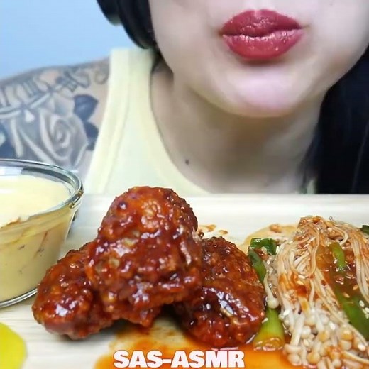 SAS ASMR Eating Korean fried chicken with enoki mushrooms #mukbang #eattingsounds #koreanfoodie