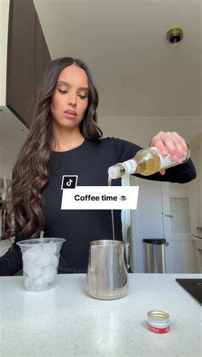 Aujourd’hui c’était un café rapide à emporté ☕️ #coffee ##coffeetime #coffeerecipe #caramelmacchiato #syrup