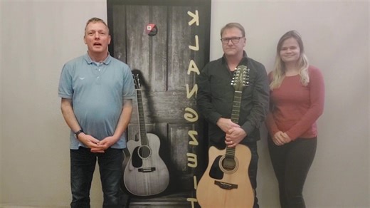 Weihnachtsmarkt Heidenau 🎄🎅 Vom 28. bis 30. November findet der alljährliche Weihnachtsmarkt auf dem Marktplatz in Heidenau statt. Auch dieses Jahr gibt es wieder ein abwechslungsreiches Bühnenprogramm und in den nächsten Tagen möchten wir die Künstler und alle Begleitveranstaltungen in Heidenau gern vorstellen. Am Freitagabend von 18:30 bis 21:00 Uhr präsentieren euch Klangzeit ihr Programm aus Tanz- und Unterhaltungsmusik und begleiten euch mit festlichem Schwung durch die Weihnachtszeit! Al