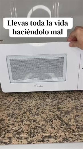 TIP PARA CALENTAR CORRECTAMENTE. Aunque parezca obvio, poner los alimentos en el centro del plato impide que se calienten por igual y por ello unas zonas salen frias y otras abrasan. El truco para calentar los alimentos de manera uniforme en el microondas es la forma en que están colocados en el plato. Así se calentará de manera uniforme. ¿Lo sabías? • • • #cocina #tip #hogar #hack #kitchen