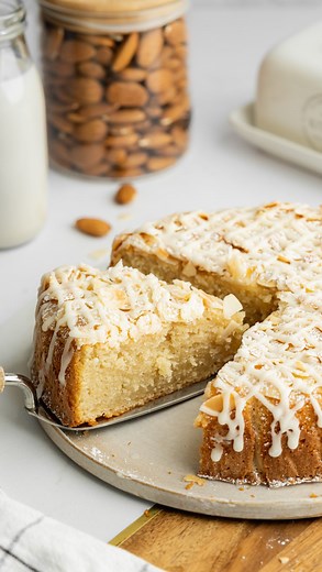 This vegan almond cake is moist and flavourful with a crunchy flaked almond topping and sweet almond glaze. This one took soo many trials to get right, but in so happy to share it with you now. Not only is it eggless and dairy-free, it’s also gluten-free *and* tastes like marzipan! Comment “RECIPE” below if you’d like me to send you the link directly. Otherwise you can head straight to my website to get it. Enjoy x #veganbaking #veganglutenfree https://addictedtodates.com/gluten-free-vegan-almon