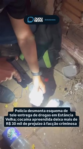DuduNews on Instagram: "⚠️⚠️⚠️ POLÍCIA DESMONTA ESQUEMA DE TELE-ENTREGA DE DROGAS EM ESTÂNCIA VELHA; COCAÍNA APREENDIDA TRAZ PREJUÍZO DE MAIS DE R$ 30 MIL A FACÇÃO CRIMINOSA - A Polícia Civil desmantelou um depósito de drogas no bairro Rincão dos Ilhéus, em Estância Velha, durante uma ação realizada na tarde desta sexta-feira (09), por volta das 15h30. A apreensão representa um prejuízo superior a R$ 30 mil ao tráfico de drogas na região. A polícia da cidade há dias investigava um esquema de tel