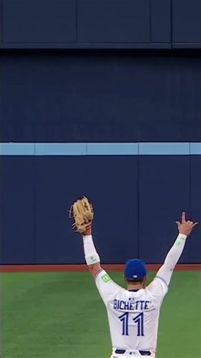 Never seen a catch like this in our livesInto the top 10 of our 100 best plays of 2025#mlb