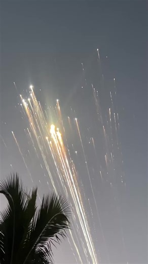 谁能告诉我这是什么东西吗？某人在英国某岛上空发现了这个玩意