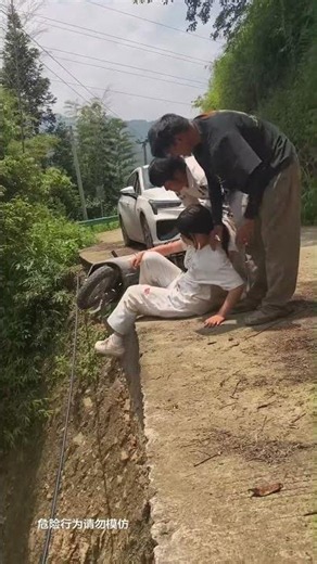 Extreme rescue! The car is on the edge of a cliff and is very dangerous.#kindness #inspiration