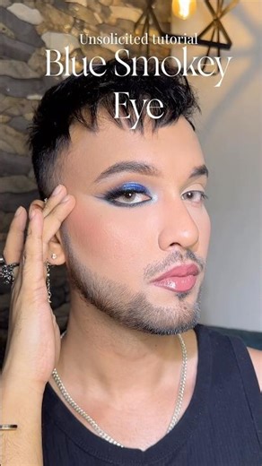 Blue smoky eyes tutorial 💙 Easy blend#BlueSmokeyEyes #MakeupTutorial #EyeMakeup #Shorts