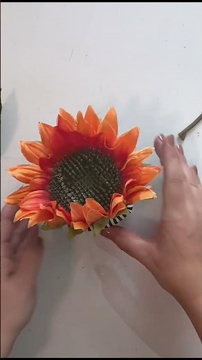 Sunflower Gnome - Make a cute gnome for fall (sew or hot glue) #gnomes #gnomecraft #diygnome