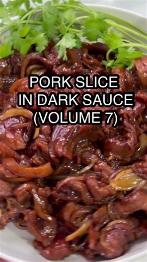 If you have no idea what to cook for dinner tonight, why not try this Pork Slices in Dark Sauce — a recipe from my Volume 7 cookbook 🍚✨ You can use either pork belly or pork shoulder for this dish. If using pork shoulder, lightly tenderise it with the back of a knife for a softer texture. I used pork belly slices with the skin on, so even after a brief braising, there’s still a slight crunch from the skin which we absolutely love ❤️ Sweet, savoury, slightly tangy and perfect with hot rice… simp