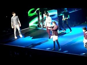 Tell Me A Lie - One Direction - Birmingham NIA